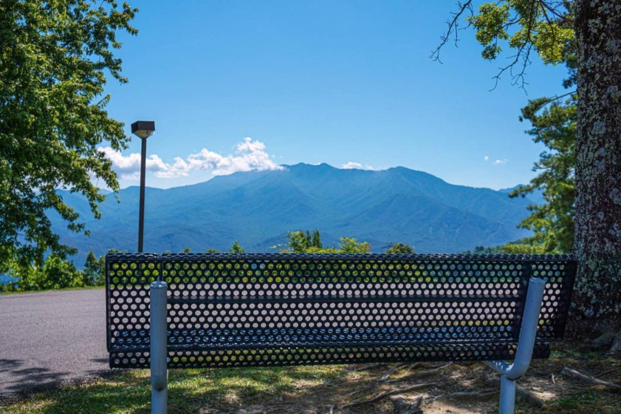 Wow Views!!-Mountain Escape-Outdoor Pool-Close To Downtown-Wifi-Cable-Private Balcony Gatlinburg Eksteriør billede