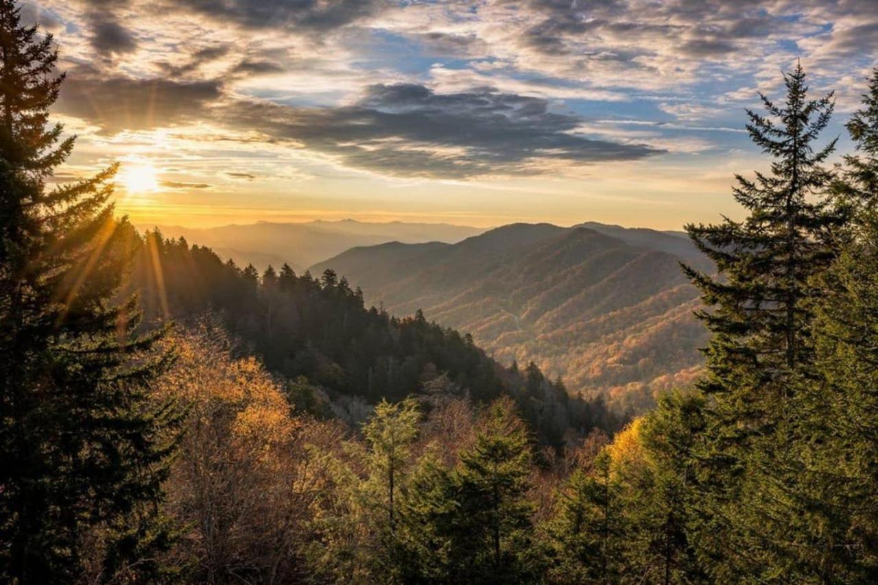 Wow Views!!-Mountain Escape-Outdoor Pool-Close To Downtown-Wifi-Cable-Private Balcony Gatlinburg Eksteriør billede